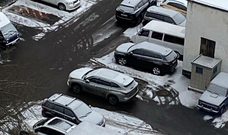 Парковка во дворе.