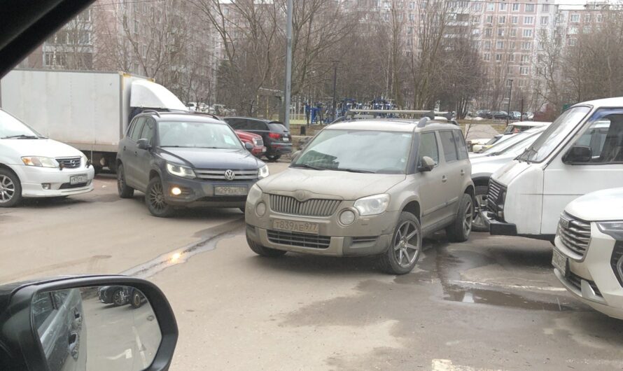 Парковка во дворе.